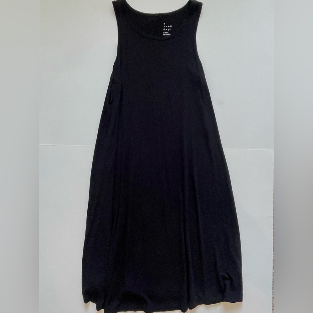 Mold-to-body black slim dress